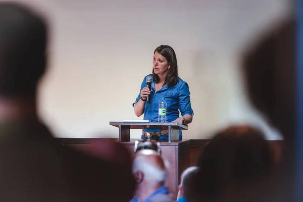 United Conservative Party Candidate Danielle Smith Gives Speech Local Pub — Stock Photo, Image