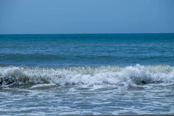 海浪冲刷在沙滩上 海浪冲向海岸 夏天的一天自然会飞溅 海浪在海滩上冲撞 暑假的概念 — 图库照片