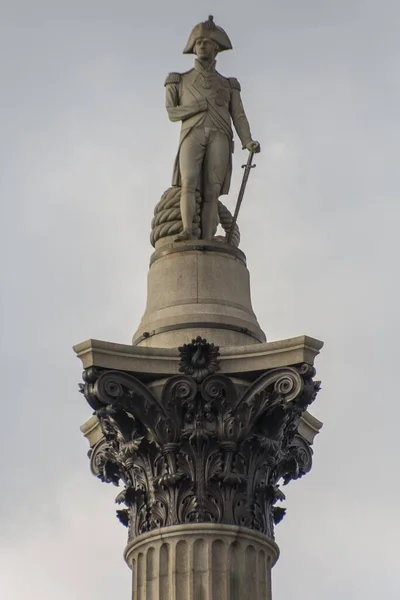 Disparo Vertical Una Estatua Piedra Trafalgar Square Londres Inglaterra — Foto de Stock