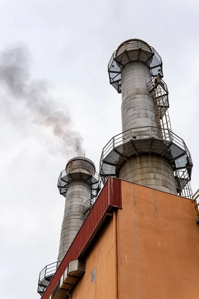 黒い煙を出す工場煙突の垂直写真 汚染危機 オゾン層 地球温暖化 環境の概念 — ストック写真