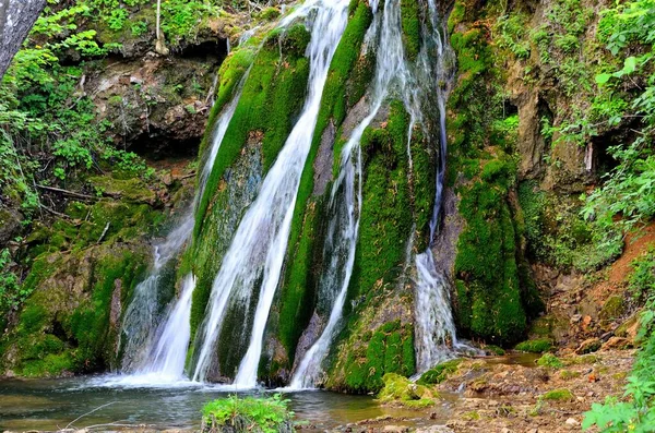 Una Vista Panorámica Una Cascada Que Fluye Sobre Rocas Cubiertas — Foto de Stock