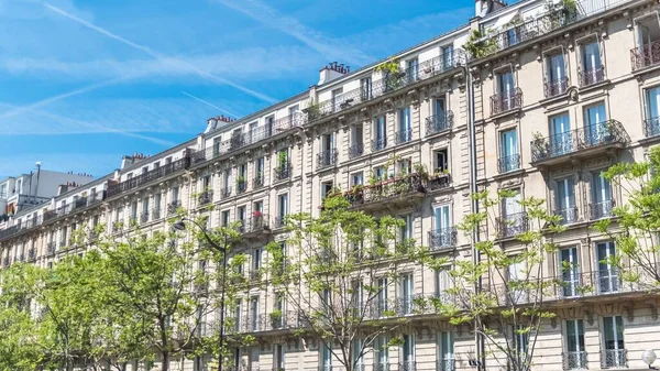 美しい建物大通りヴォルテール 典型的なパリ風の外観 — ストック写真