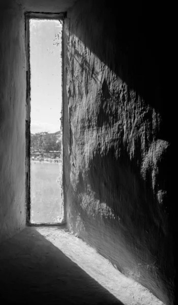 Sunlight Enters Narrow Window Black White Contrast — Stock Photo, Image