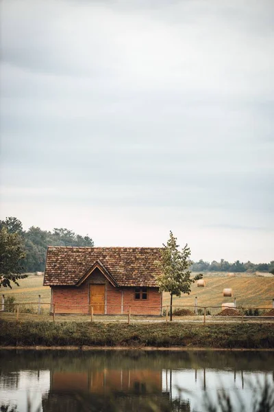 Tiro Vertical Uma Casa Campo Tijolos Perto Lago — Fotografia de Stock