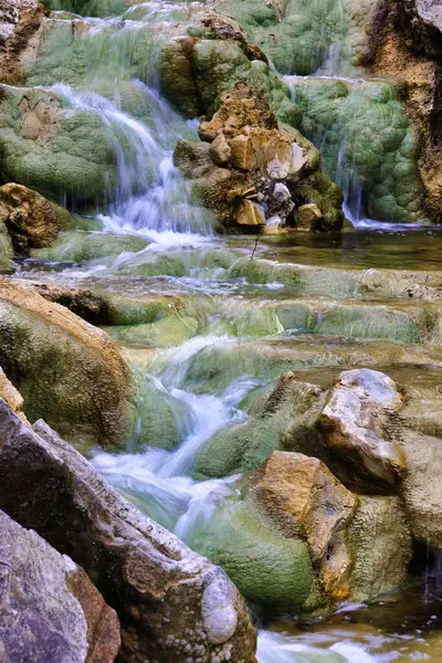Ein Senkrecht Die Felsen Fließender Fluss Tag — Stockfoto