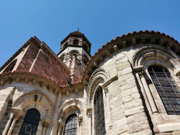 Een Lage Hoek Opname Van Basilique Saint Julien Brioude Frankrijk — Stockfoto