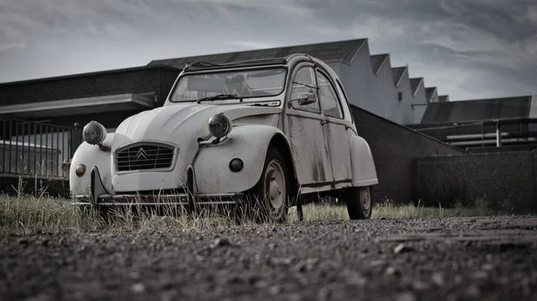 Μια Ζοφερή Σκηνή Ναυάγιο Ενός Παλιού Citroen 2Cv Αριστερά Εξωτερικούς — Φωτογραφία Αρχείου