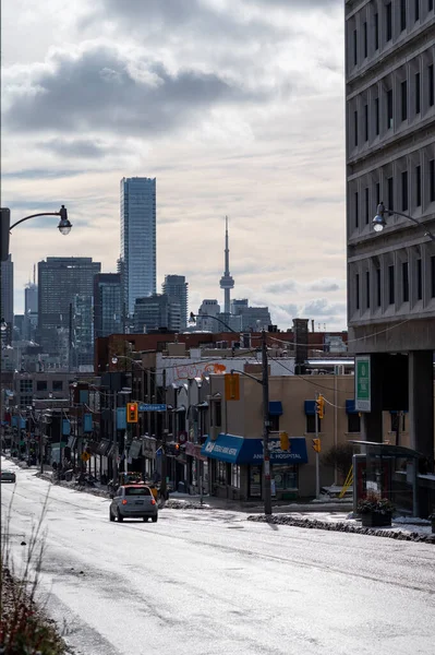 Eine Vertikale Aufnahme Der Yonge Street Winter Mit Gefrorener Straße — Stockfoto