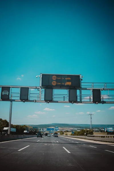 Vertical Shot Highway Traffic Sign Vienna Austria Blue Sky Background — Stock Photo, Image