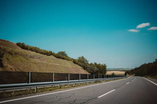 Uma Estrada Estrada Vazia Com Marcas Brancas Grades Sob Céu — Fotografia de Stock
