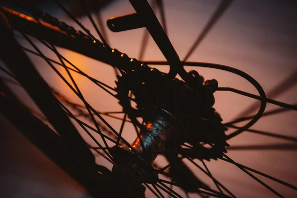 Ένα Κοντινό Πλάνο Των Μεταλλικών Λεπτομερειών Ενός Τροχού Ποδηλάτου Θολή — Φωτογραφία Αρχείου