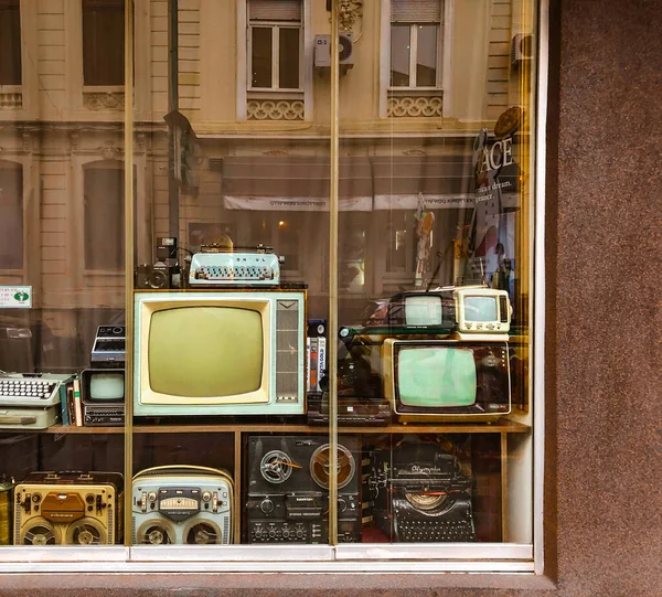 Romanya Nın Bükreş Kentindeki Bir Antikacının Penceresinin Arkasındaki Antika Televizyon — Stok fotoğraf