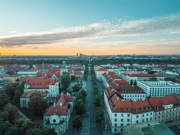 Münih Şehir Doğumu Nsansız Hava Aracı Şehrin Üzerinde Uçuyor Ünlü — Stok fotoğraf