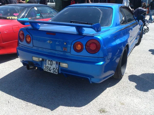 Niebieski Nissan Skyline Zaparkowany Zewnątrz — Zdjęcie stockowe