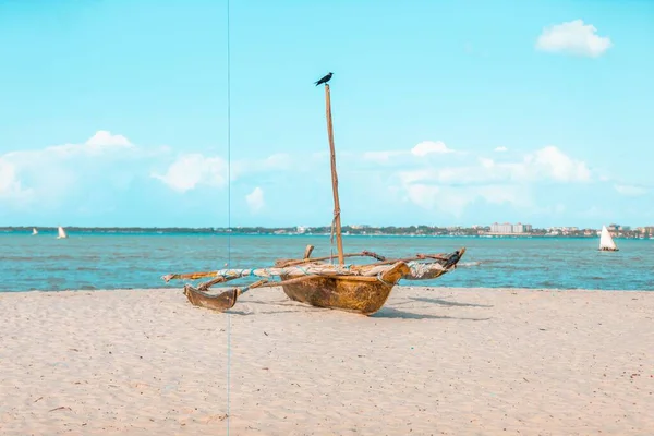 Vecchio Peschereccio Legno Isolato Sulla Spiaggia Sotto Cielo Azzurro — Foto Stock