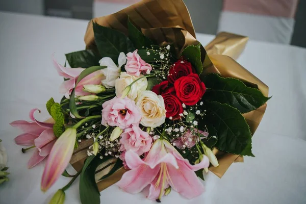 婚礼庆典桌上一束鲜花的特写照片 — 图库照片