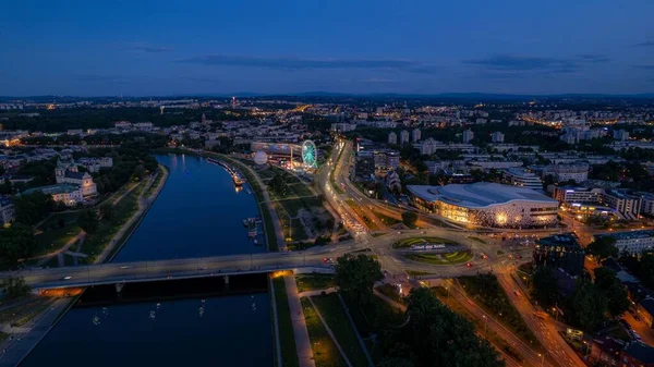 Una Vista Aérea Una Carretera Iluminada Edificios Por Noche Cracovia — Foto de Stock
