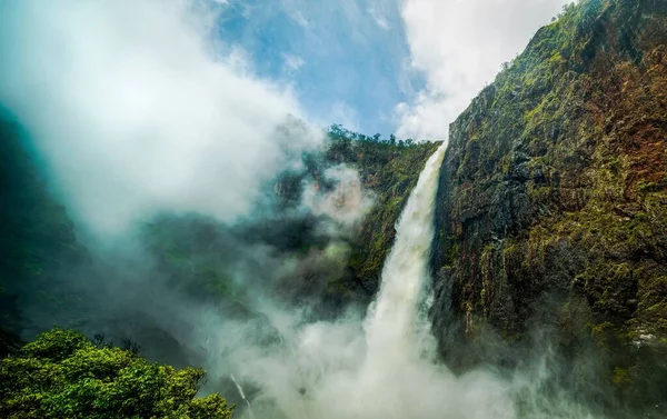 Uno Splendido Scenario Una Cascata Che Scende Una Scogliera Una — Foto Stock