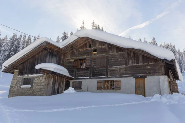 法国阿尔卑斯山冬季的一个雪地的木屋 — 图库照片