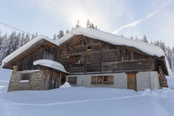 Una Cabaña Madera Nevada Los Alpes Franceses Invierno — Foto de Stock