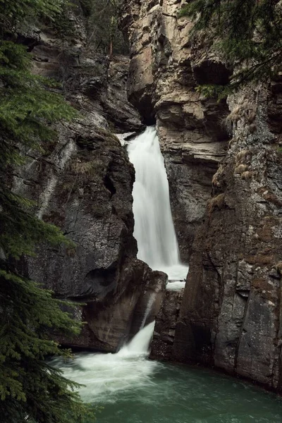 Piękne Pionowe Ujęcie Wodospadu Środka Klifu Banff Canada — Zdjęcie stockowe