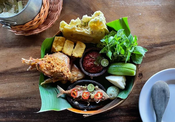 Sundanese传统食品与鱼和蔬菜概览 — 图库照片