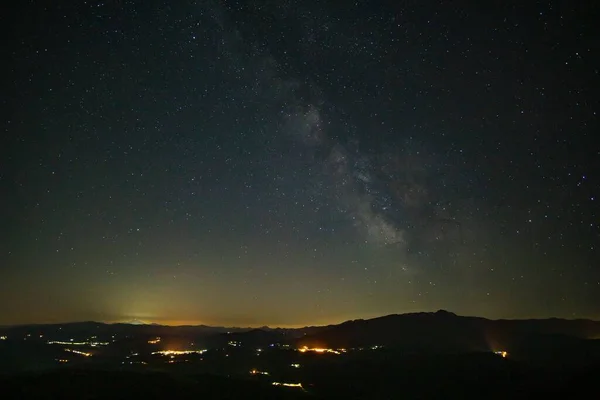 Uma Vista Panorâmica Láctea Brilhando Céu Noturno — Fotografia de Stock