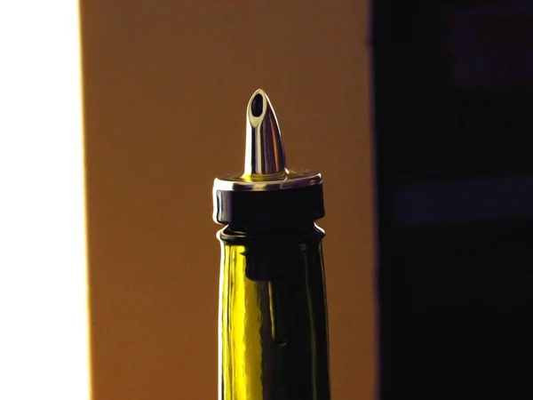 Крупный План Бутылки Зеленым Маслом Напротив Стены — стоковое фото