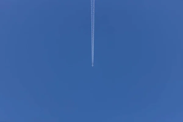 Eine Flache Aufnahme Eines Blauen Himmels Mit Spuren Des Flugzeugs — Stockfoto