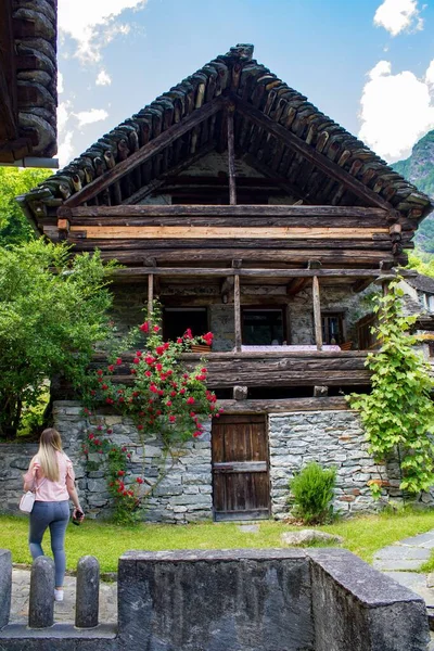 Eine Frau Steht Vor Einem Holzhaus — Stockfoto