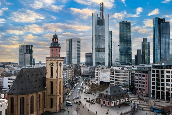 Skyline Centrala Frankfurt Tyskland Med Skyskrapor Bostadshus Och Livliga Gator — Stockfoto