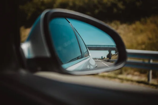 도로에 자동차 거울을 경치를 클로즈업 — 스톡 사진