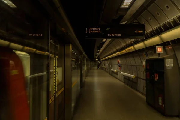 Bewegender Zug Der Jubilee Line Ostbahnsteig Des Bahnhofs Westminster — Stockfoto