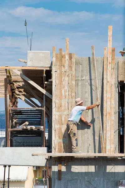 Baustelle Bauarbeiter Gefährlicher Arbeit Für Den Bau Eines Mehrstöckigen Gebäudes — Stockfoto