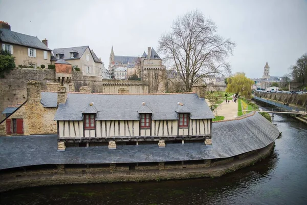 Vannes Stary Dom Pranie Ogrodzie Murów Obronnych Katedrą Tle — Zdjęcie stockowe