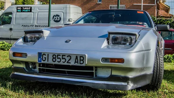 Une Voiture Classique Japonaise Sportive Argentée Est Garée Dans Parc — Photo