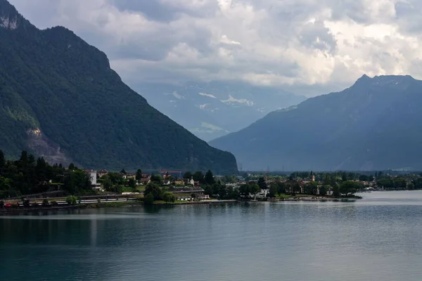 Een Prachtige Opname Van Het Meer Van Leman Met Bergen — Stockfoto