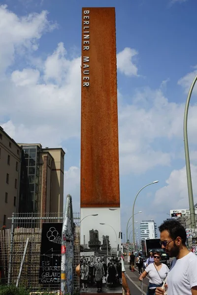 Plan Vertical Personnes Devant Monument Mur Berlin Hambourg — Photo