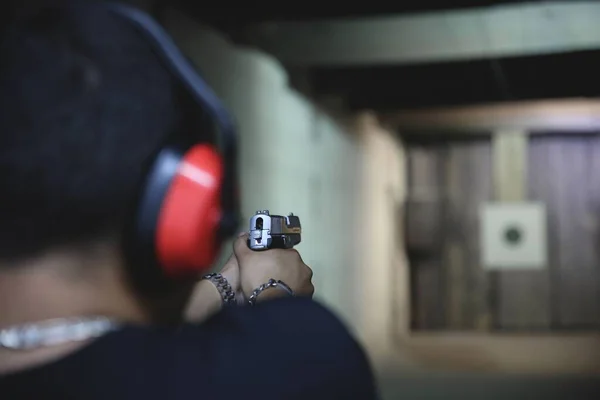 Man Pistol Bullseye Target Training Shooting Club — Stock Photo, Image