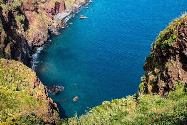 Yeşil Bitkilerle Dolu Uçurumdan Güzel Bir Deniz Manzarası — Stok fotoğraf