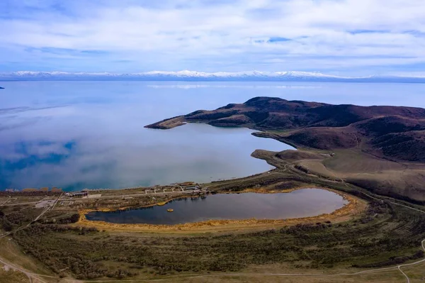 Ermenistan 'da tepeli Sevan Gölü manzarası