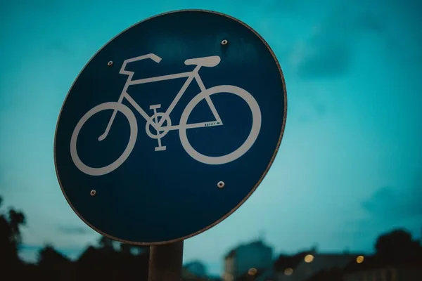 Tiro Close Sinal Pista Bicicleta Azul Redondo Com Fundo Borrado — Fotografia de Stock