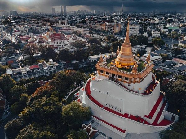 Gammelt Tempel Beliggende Toppen Bakke Midt Den Travle Bangkok - Stock-foto