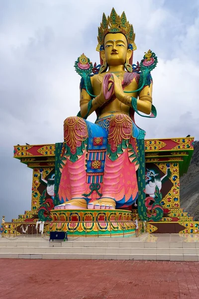ディスキットゴンパ修道院に近い弥勒仏の垂直ショット — ストック写真
