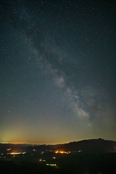 Ένα Κάθετο Πλάνο Του Γαλαξία Λάμπει Ένα Νυχτερινό Ουρανό — Φωτογραφία Αρχείου
