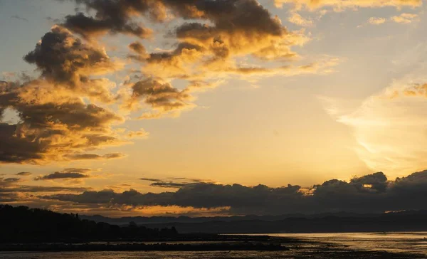 Den Gyllene Molnigt Solnedgång Himlen Över Havet Vatten Kostnaderna — Stockfoto