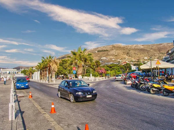 ギリシャのパロス島の美しい村の道を走る車の景色 — ストック写真