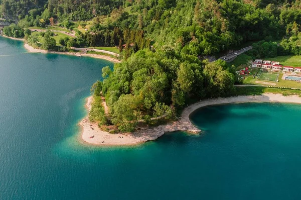 Krásný Výhled Ostrov Stromy Silnicí Jezera Ledro Itálii — Stock fotografie