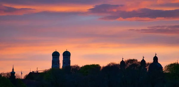 Céu Pôr Sol Rosa Brilhante Sobre Construção Silhuetas Frauenkirche Munique — Fotografia de Stock