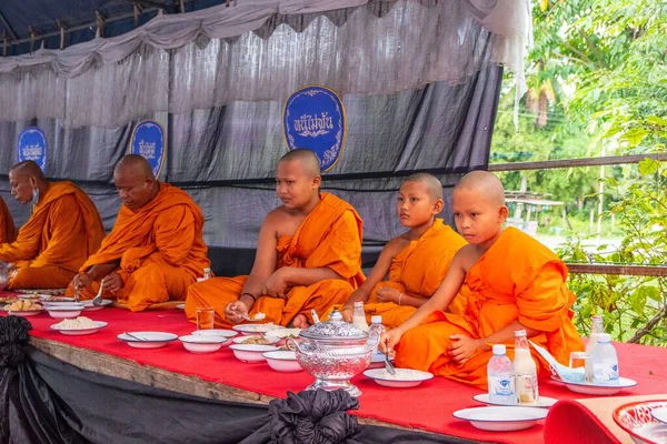 Προσφορά Τροφίμων Δωρεά Τροφίμων Ταϊλανδούς Μοναχούς Στο Πλαίσιο Θρησκευτικής Και — Φωτογραφία Αρχείου